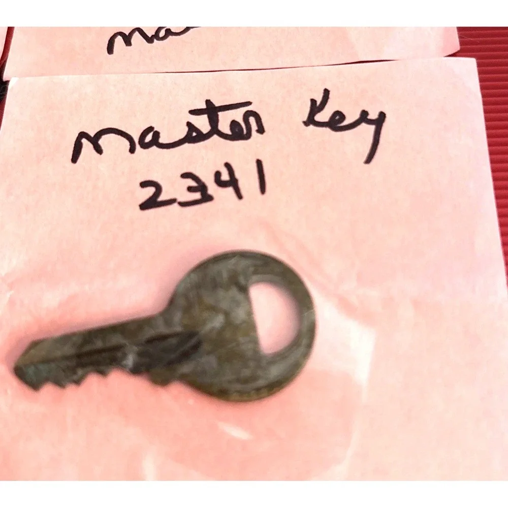 Vintage lot 4 original Master Lock Keys 2341-0646-3303; Cole National WP MI